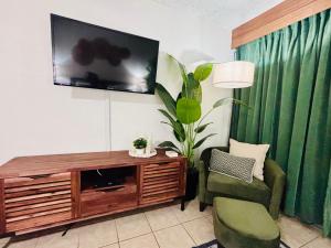 TV a/nebo společenská místnost v ubytování Kona Islander Inn Condos