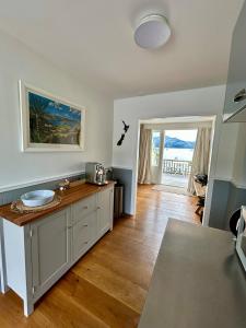 Køkken eller tekøkken på La Vue - Boutique Waterfront Apartment, Akaroa
