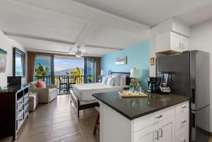 ラハイナにあるLahaina Shores 523 · LS 523 Direct Beachfront Studio with Stunniのキッチン、リビングルーム(ベッド1台、冷蔵庫付)