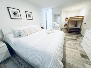 Un pat sau paturi într-o cameră la Beachfront Modern Apt -Direct Sand Access - Villa Sanfe