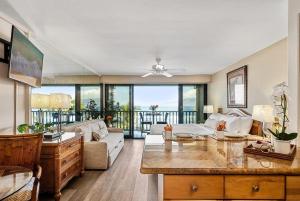 una sala de estar con un sofá y una mesa en Lahaina Shores 507 · LS 507 West Maui Studio with Stunning Ocean, en Lahaina