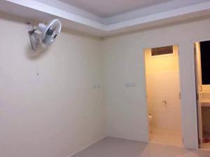 a room with a ceiling fan and a door at Siraimata Apartment 