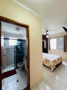 - une chambre avec un lit, une douche et des toilettes dans l'établissement Conforto, Elegância e bem-estar a 150m da praia!, à Praia Grande