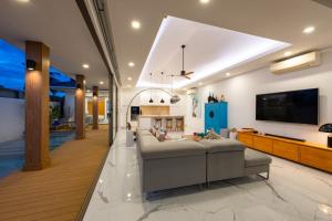 Μια τηλεόραση ή/και κέντρο ψυχαγωγίας στο Villa Frangipani - Beachfront Oasis Private Pool