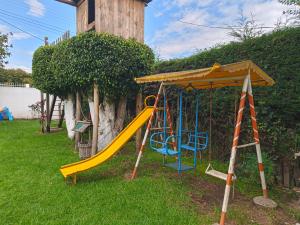 Hacienda ChaquibambaにあるRefugioの庭滑り台付き遊び場