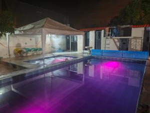 Hacienda ChaquibambaにあるRefugioのテントと紫色のライトのあるプール +7枚の写真