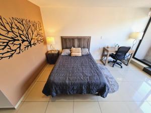 a bedroom with a bed and a desk at S10 MASTER Suite Frente al TEC CEM con Cocineta WiFi Balcón Parking Terraza in Mexico City