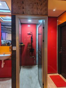 SaroakoにあるGlamping Sarira King Villaの赤い壁のバスルーム(シャワー付)