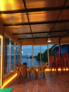 SaroakoにあるGlamping Sarira King Villaのテーブルと椅子があり、海が見える部屋 +18枚の写真