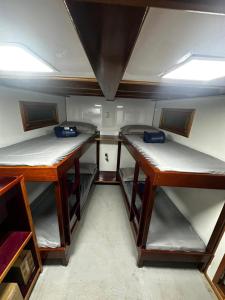 een kleine kamer met 2 stapelbedden bij Iate AmazonHunter in Manaus +15 foto's