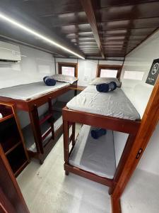 een kamer met twee stapelbedden en een bureau bij Iate AmazonHunter in Manaus