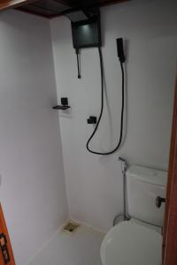 een badkamer met een toilet en een telefoon aan de muur bij Iate AmazonHunter in Manaus