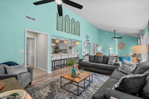 Χώρος καθιστικού στο Litchfield Country Club Golf Cottage +42 φωτογραφίες