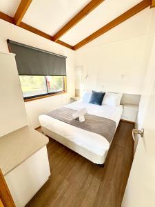 Un dormitorio con una cama grande en una habitación. en BIG4 Long Jetty Caravan Park, en Port Welshpool