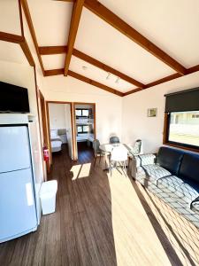 una sala de estar con un sofá y una mesa en BIG4 Long Jetty Caravan Park, en Port Welshpool