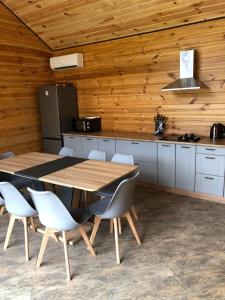 eine Küche mit Tisch und Stühlen in einem Zimmer in der Unterkunft Берег Світязя 3 in Switjas