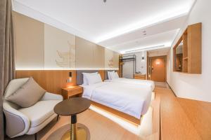 a bedroom with a white bed and a couch at 北京刘家窑地铁站万信至格酒店 in Beijing +34 photos