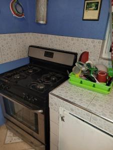 Η κουζίνα ή μικρή κουζίνα στο Val's House with private parking