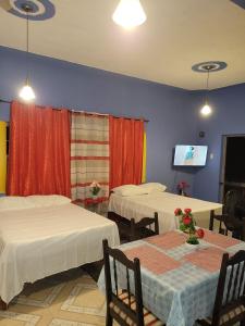 una camera con due letti, tavoli e una TV di Val's House with private parking a Albion