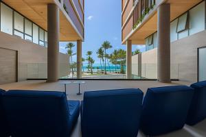 a conference room with chairs and a view of the ocean at Edifício New Time, Seu Refugio a Beira Mar de Pajuçara in Maceió