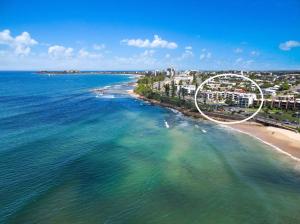Una vista aérea de una playa con una noria. en Alex Headland Beachfront, en Alexandra Headland
