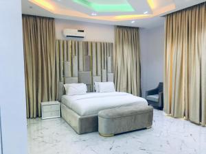 Sagisaにある5bedroom duplexの部屋にベッドとソファがある寝室 +4枚の写真