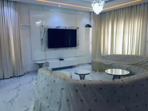 Sagisaにある5bedroom duplexのソファと薄型テレビのあるリビングルーム