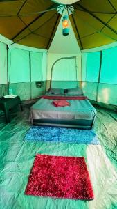 Un dormitorio con una cama en una tienda de campaña. en EarthWise Camping, en Kalpetta