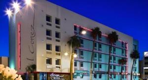 un grande edificio bianco con palme di fronte di Cabana Suites at El Cortez a Las Vegas