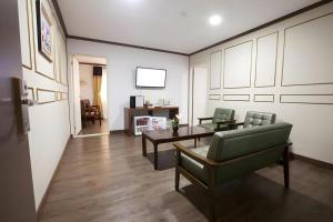 un salon avec un canapé et une table dans l'établissement Horizon Hotel, à Olongapo