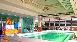 Bazén v ubytování Century Grand Hotel nebo v jeho okolí