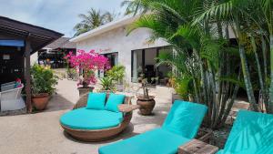 Taman di luar Kura Kura Resort Gili Meno