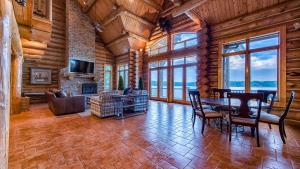 jadalnia ze stołem i kominkiem w obiekcie Azalea Retreat by AvantStay Sleeps 34 Pool w mieście Lake Norman of Catawba