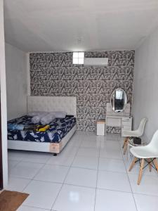 a bedroom with a bed and a wall with a mirror at YouYouKe Papillon in Cilauteureun
