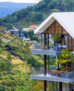 a house on the side of a hill at Là Yên Retreat in Ấp Ða Lợi