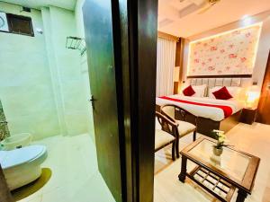 Un baño con un dormitorio con cama y bañera. en Hotel Ramawati Classic, A Luxury Hotel & Resort, Haridwar, en Haridwar 32 fotos más