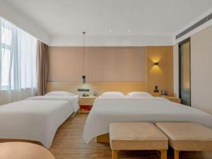 Un pat sau paturi într-o cameră la City Comfort Inn Jinan Railway Station Daming Lake +139 fotografii
