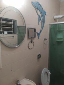 ein Bad mit einem Spiegel und einem WC in der Unterkunft Pousada Flat Mobiliado com 70 m2 de Área Privativa com o máximo conforto in Atibaia