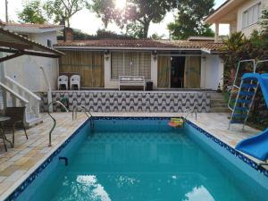 ein Swimmingpool vor einem Haus in der Unterkunft Pousada Flat Mobiliado com 70 m2 de Área Privativa com o máximo conforto in Atibaia + 22 Fotos