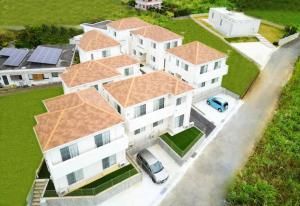 una vista sul soffitto di una grande casa bianca con vialetto di THE FEEL ONNA 2 / Vacation STAY 18241 a Onna
