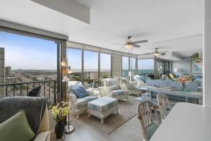 Χώρος καθιστικού στο 2 BR Ocean Front Condo with Heated Indoor Pool, Expansive Views