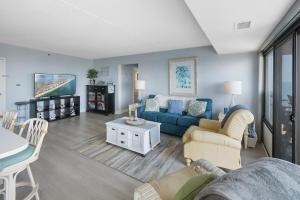 Χώρος καθιστικού στο 2 BR Ocean Front Condo with Heated Indoor Pool, Expansive Views