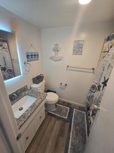 Ένα μπάνιο στο 2 BR Ocean Front Condo with Heated Indoor Pool, Expansive Views