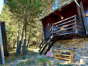 a cabin with a bench and a wooden staircase at Le Chalet Cosy - 2 chambres - MÉNAGE INCLUS in Puyvalador