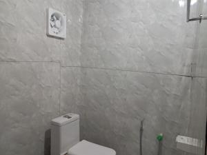 Ένα μπάνιο στο Chandubi Homestay