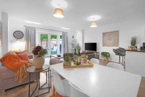 a living room with a couch and a table at Spacious 6 Bedroom 2 Bath Serviced House with Parking in Denton Way in Slough