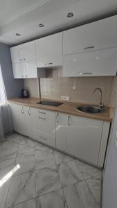 Η κουζίνα ή μικρή κουζίνα στο Apartaments on vulytsia Heroiv Ato 32 (97th Kvartal)