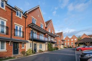 a row of brick houses on a street at Spacious 6 Bedroom 2 Bath Serviced House with Parking in Denton Way in Slough