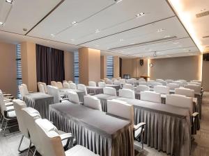 a room with rows of tables and chairs in a room at Lavande Hotel Bengbu Wanda Nanxiang Plaza in Bengbu +208 photos