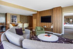アトランタにあるOmni Hotel at the Battery Atlantaのソファ2つとテレビのあるリビングルーム
